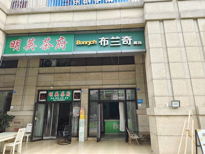 中铁V街—真实在租3个小区门口实得120平人流量大，随时可看