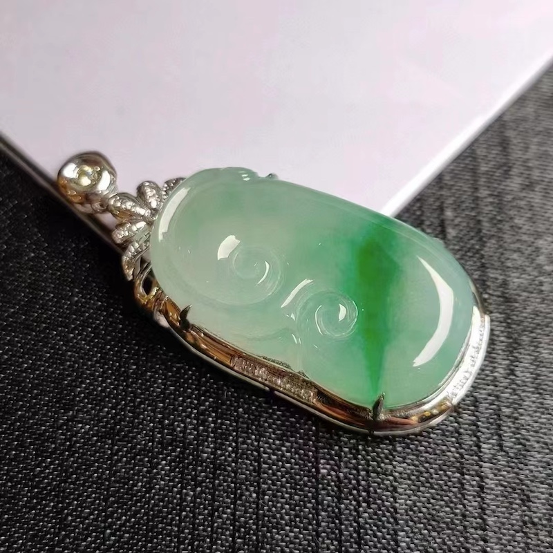 18K真金真钻镶嵌冰飘绿花翡翠如意吉祥，清爽细腻，简洁大方佩戴优雅