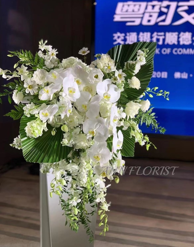 绿白色系讲台花（租完即送）